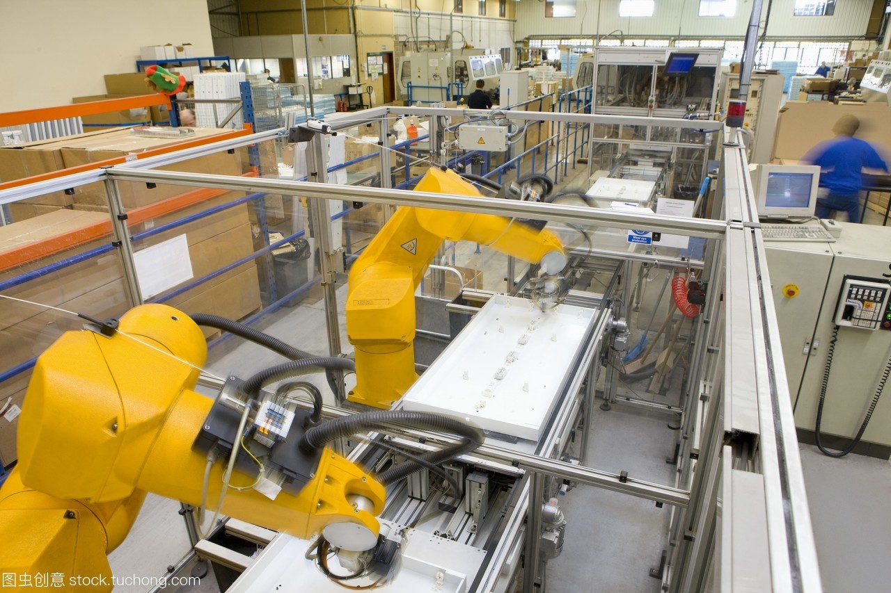 機(jī)械臂在工廠(chǎng)流水線(xiàn)上工作